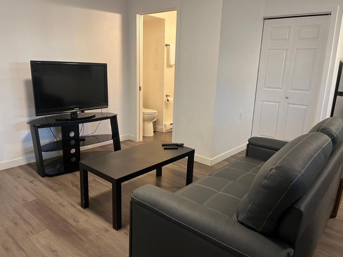 Отель Starting Point Family House Saanich Экстерьер фото