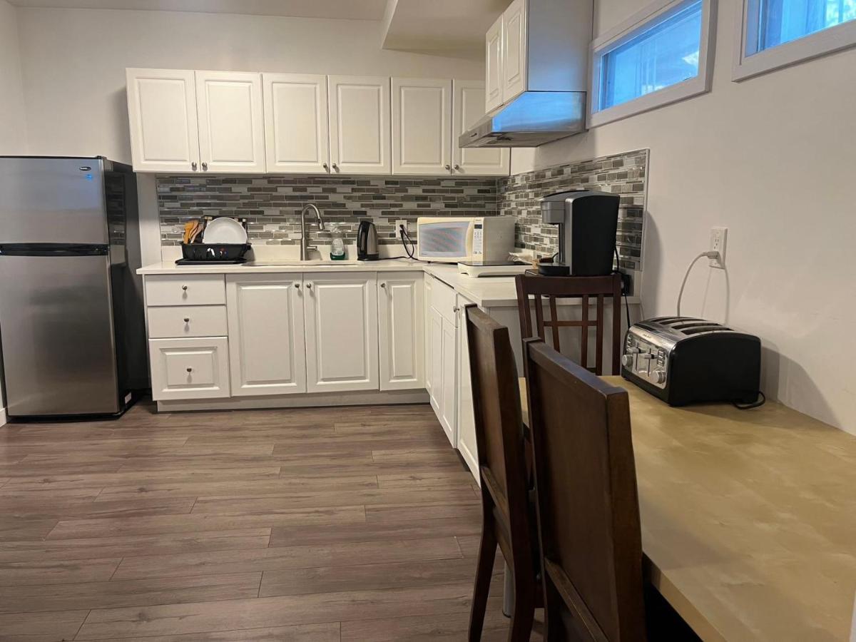 Отель Starting Point Family House Saanich Экстерьер фото